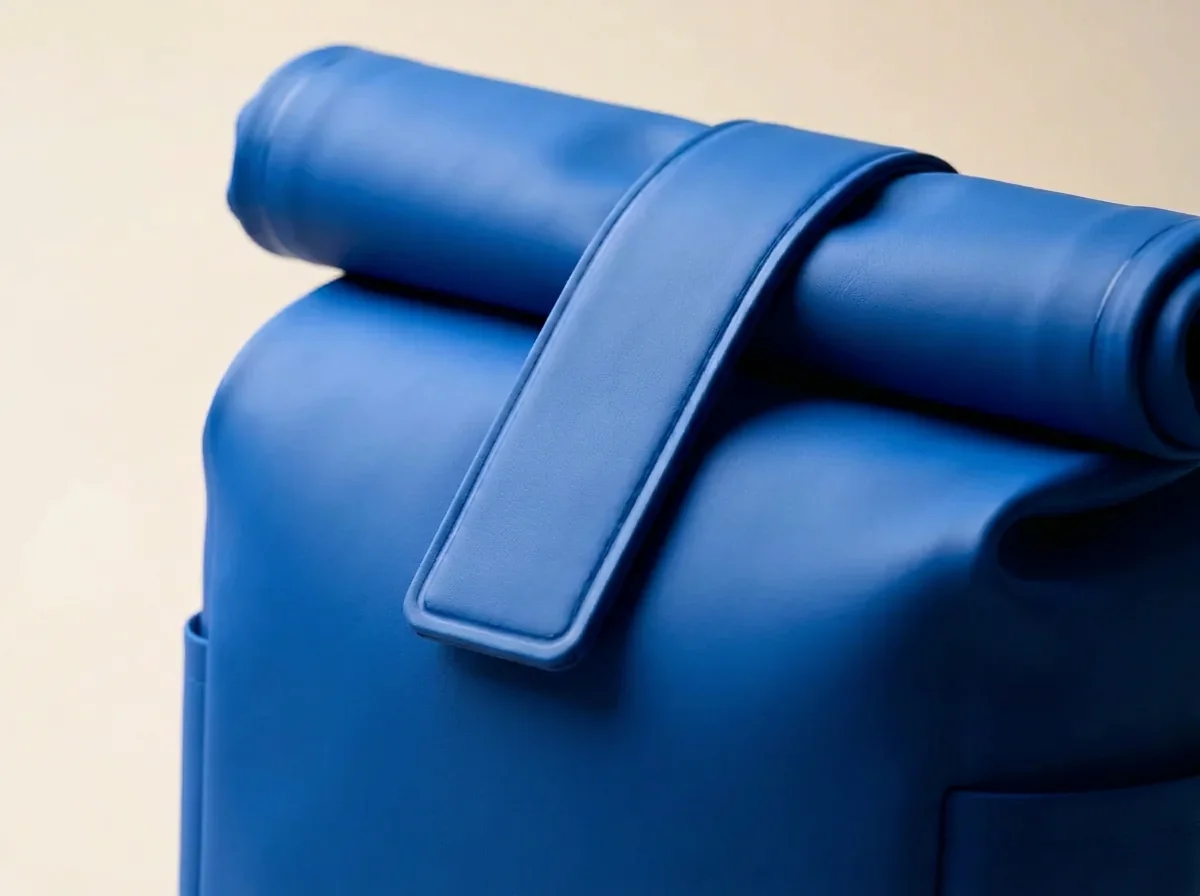 Close view of the plop roll top folded down with its central fastening tab